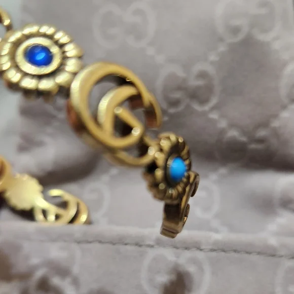 Auth. Gucci GG Marmont flower cuff bracelet in aged gold-tone metal - Picture 10 of 16